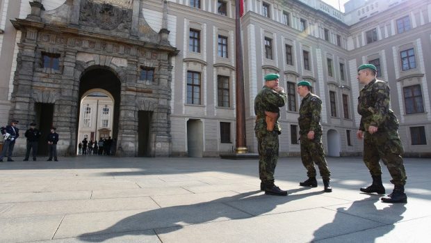 Vojáci na nádvoří Pražského hradu