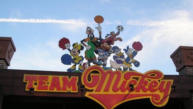 Všudypřítomné obchody se suvenýry s hrdiny Disneyho příběhů
