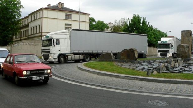 Kamióny ztížily průjezd kruhákem