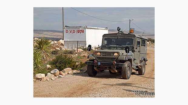 židovské osadníky hlídá armáda