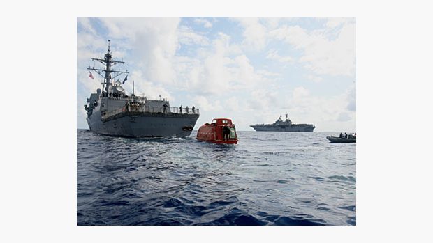 Vojenské lodě u somálských břehů, kde útočí piráti