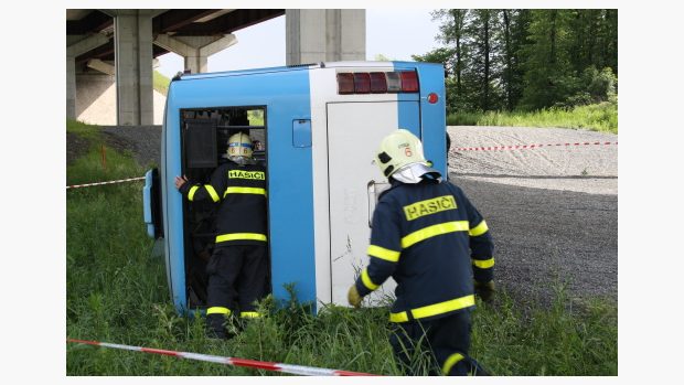 Cvičení záchranářů (zásah při zřícení autobusu z dálničního mostu)