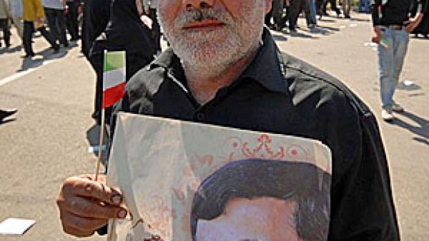 Zarytí stoupenci revoluce budou prezidentem opět volit Ahmadínežáda