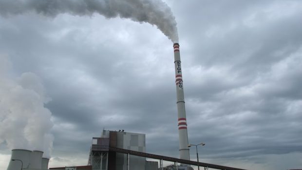 Nápis &quot;Stop CO2&quot;  zdobí komín elektrárny v Prunéřově