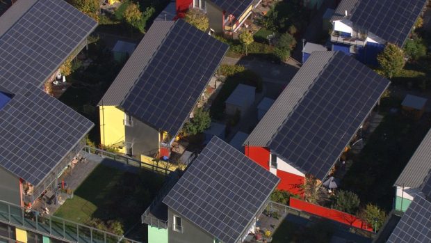 Home - Domy se solárními kolektory, městská čtvrť Vauban, Freiburg, Německo (47°58&#039;N - 7°50&#039;E)