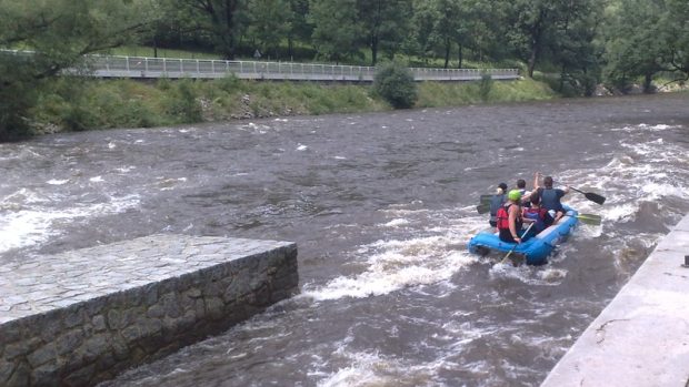 Vodáci sjíždějí jez u Papouščí skály na řece Vltavě