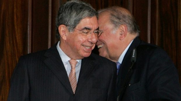 Kostarický prezident Oscar Arias (vlevo) má prasečí chřipku