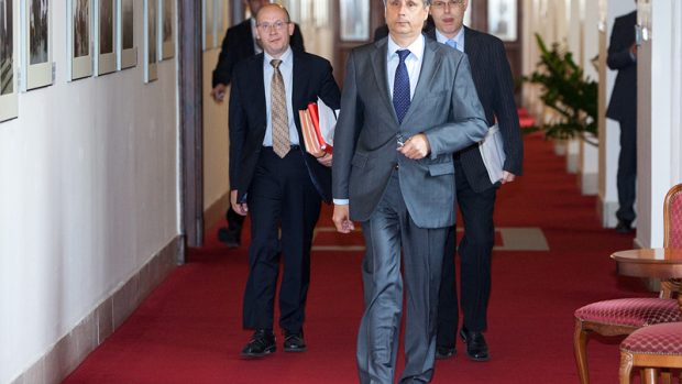 Premiér Jan Fischer (uprostřed) přichází na jednání vlády