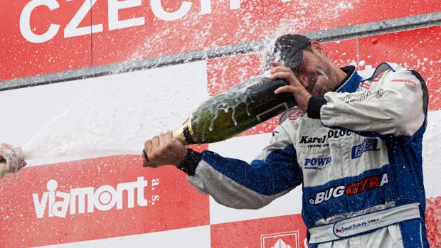 David Vršecký pod sprškou šampaňského na stupních vítězů