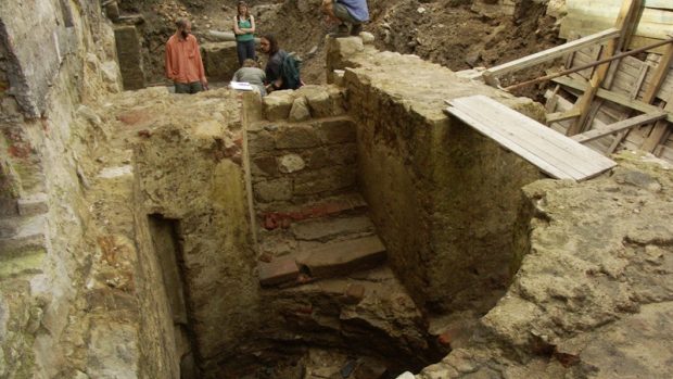 Archeologické výzkumy na děčínském zámku - v popředí základy zbořené věže