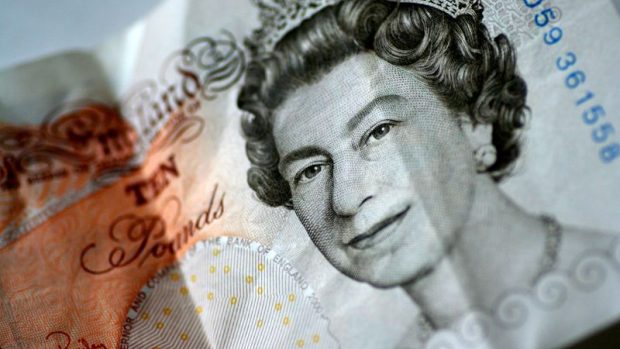 Britská královna Alžběta na desetilibrové bankovce