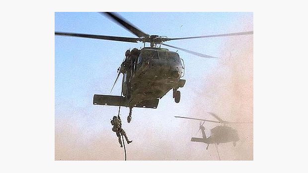 vysazování vojáků z vrtulníků-ilustrační foto