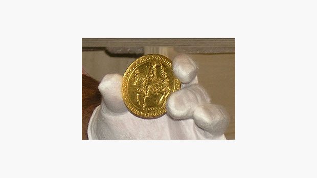 Košický zlatý poklad - raritní jezdecká medaile Ferdinanda I. při ukládání do expozice