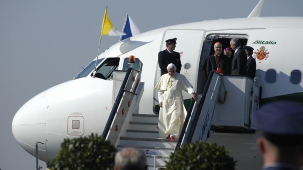 Papež Benedikt XVI. přiletěl do Prahy