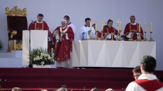 Papež Benedikt XVI. obchází s kadidlem oltář při mši ve Staré Boleslavi