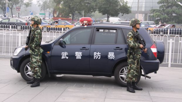 Čína: Oslavy 60. výročí. Polovojenská policie.