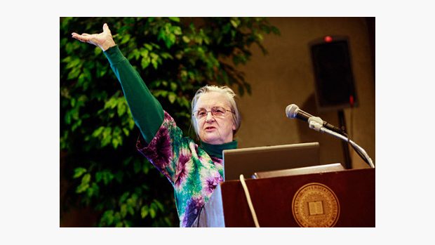 Elinor Ostrom přednášející na Indiana University (červenec 2008)