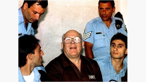 John Demjanjuk (uprostřed) během procesu v Izraeli.