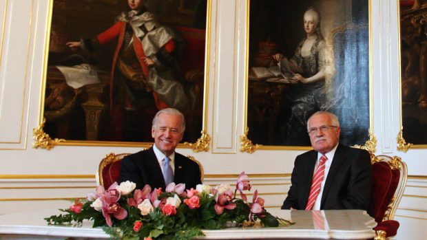 Prezident Václav Klaus a Joe Biden (vlevo) na Pražském hradě