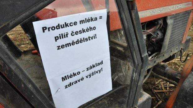 Zemědělci vylévali na protest mléko do polí