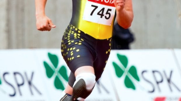 Běžec Oscar Pistorius se speciálními protézami nohou