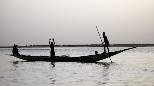 Na řece Niger se modlí, těží ropa a taky emigruje
