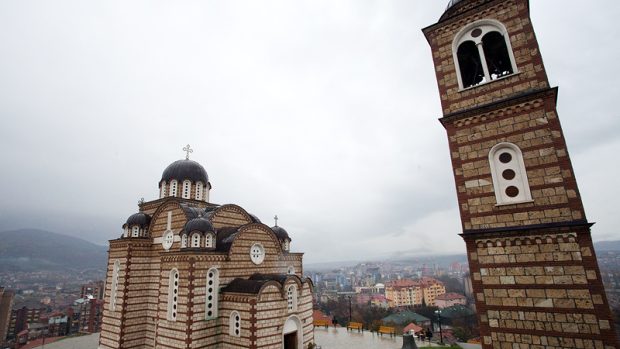 Nad srbskou Mitrovicí ční nově postavený pravoslavný kostel
