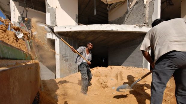 Palestinští dělníci na stavbě