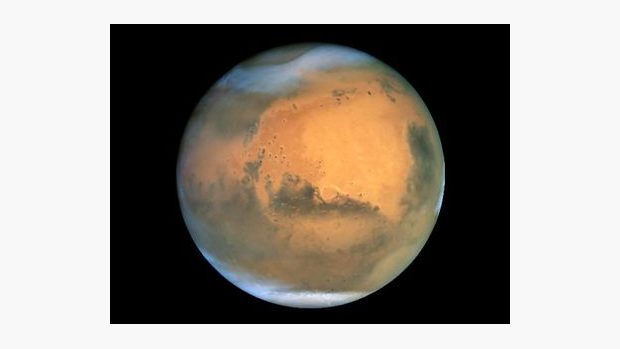 Dneska pouštní planeta Mars byla kdysi vodnatým dvojčetem Země