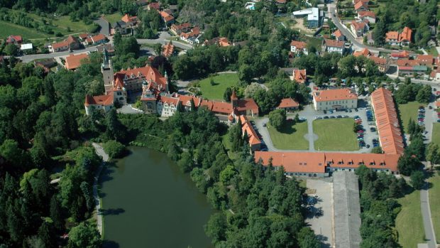 Letecký pohled na Průhonický zámek, hospodářské budovy a na Podzámecký rybník