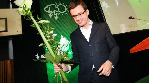 Zvolený předseda SZ Ondřej Liška s kyticí.