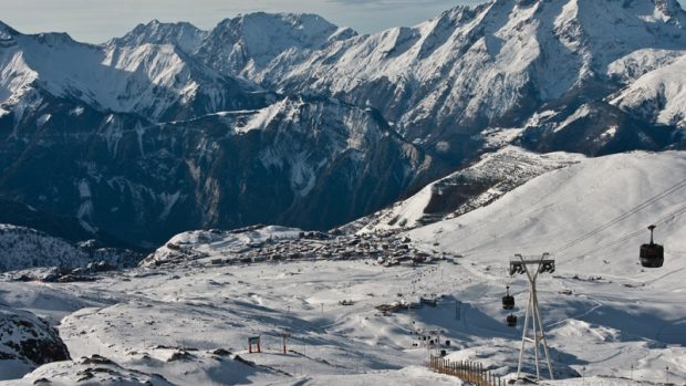 Dlouhé sjezdy z vrcholků hor do údolí lákají nejen české lyžaře