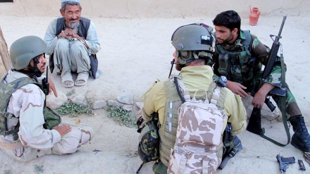 Český a afghánský voják v rozhovoru s místními