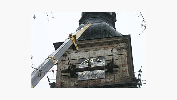 Na věž barokní sýpky kláštera v Plasích se vrátily zrestaurované historické hodinové ciferníky