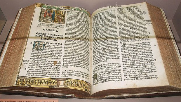 Severýnova bible z roku 1537 v expozici Regionálního muzea v Náchodě.