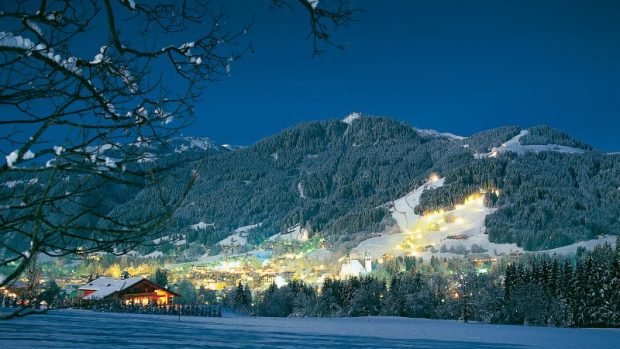 Noční pohled na lyžařské středisko Kitzbühel