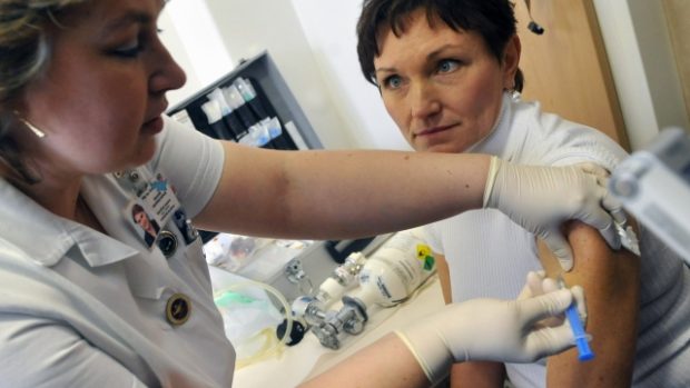 ministryně Dana Jurásková při očkování