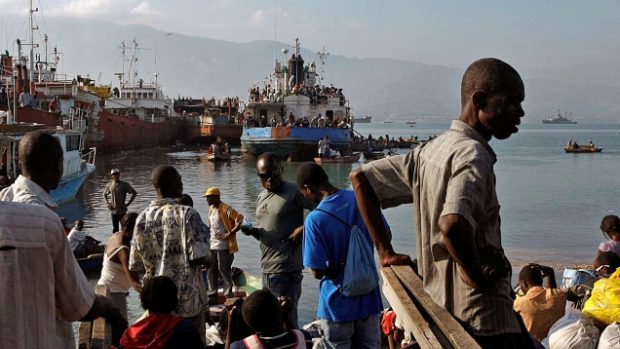 Haiťané se snaží na lodích opustit Port-au-Prince