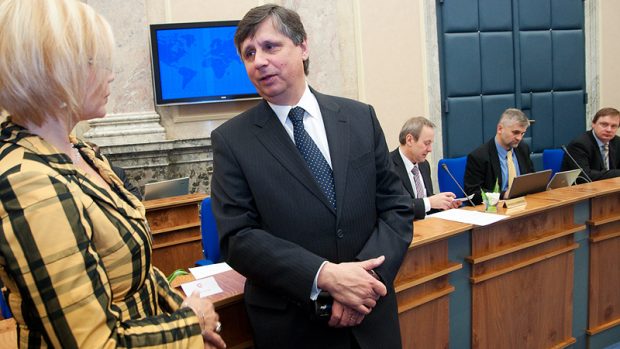 Premiér Jan Fischer (uprostřed) krátce před zasedáním vlády.
