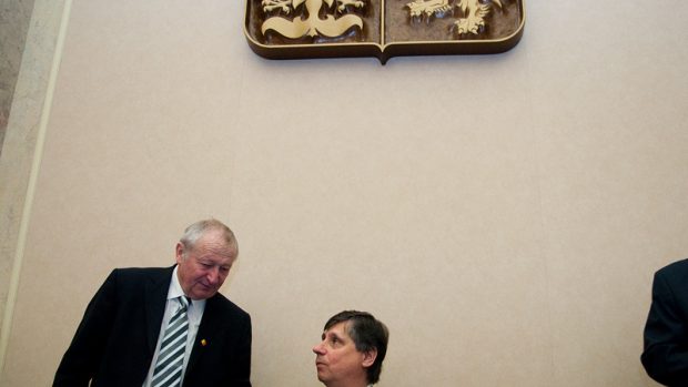 Ministr financí Janota (vlevo) s premiérem Janem Fischerem