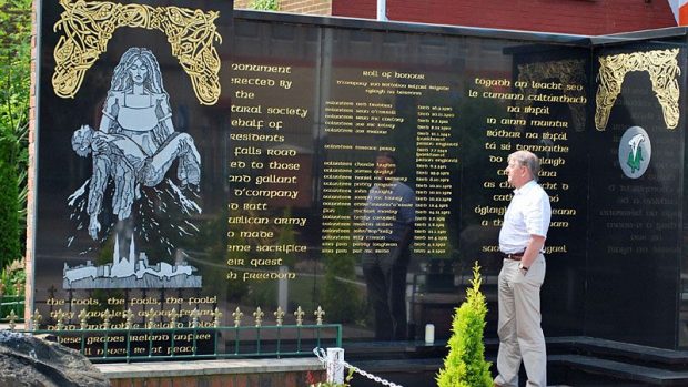 Jeden z památníků obětí sektářského násilí v severoirském Belfastu
