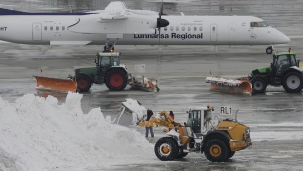 odklízení sněhu na letišti v Mnichově