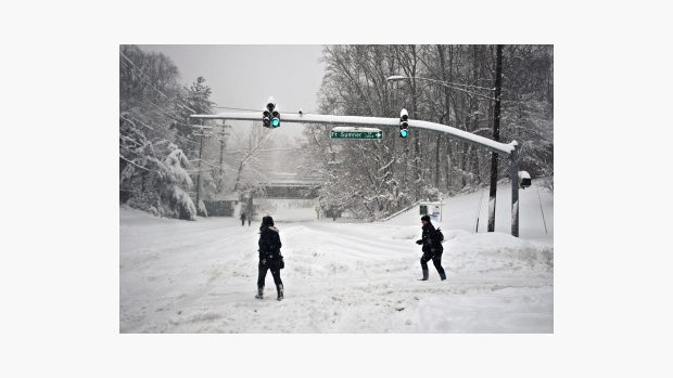 Sněžná bouře ve Washingtonu. Silnice na předměstích slouží místy jen chodcům.
