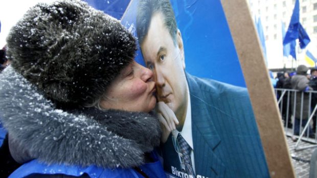 Volička líbá portrét Viktora Janukovyče