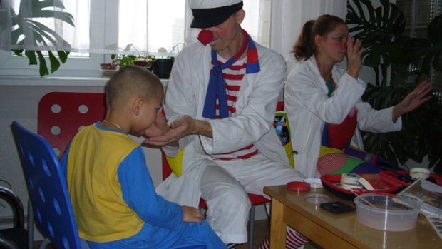 V kladenské nemocnici léčí děti doktor Klaun