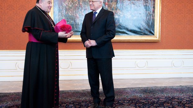 Pražský arcibiskup Dominik Duka (vlevo) s prezidentem Václavem Klausem.
