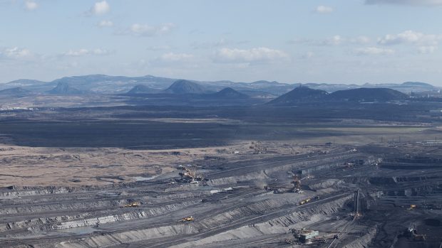Povrchová těžba uhlí u Horního Jiřetína a Černic.