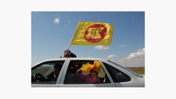 Děti s vlajkami Demokratické strany Kurdistánu jedou do Kirkúku