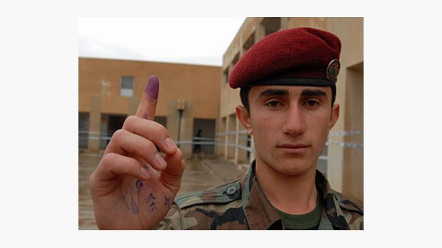Irácký voják právě opustil volební místnost