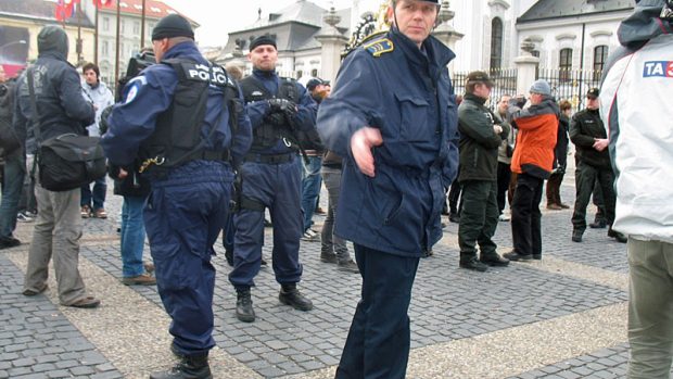 Slovenští policisté na demonstraci